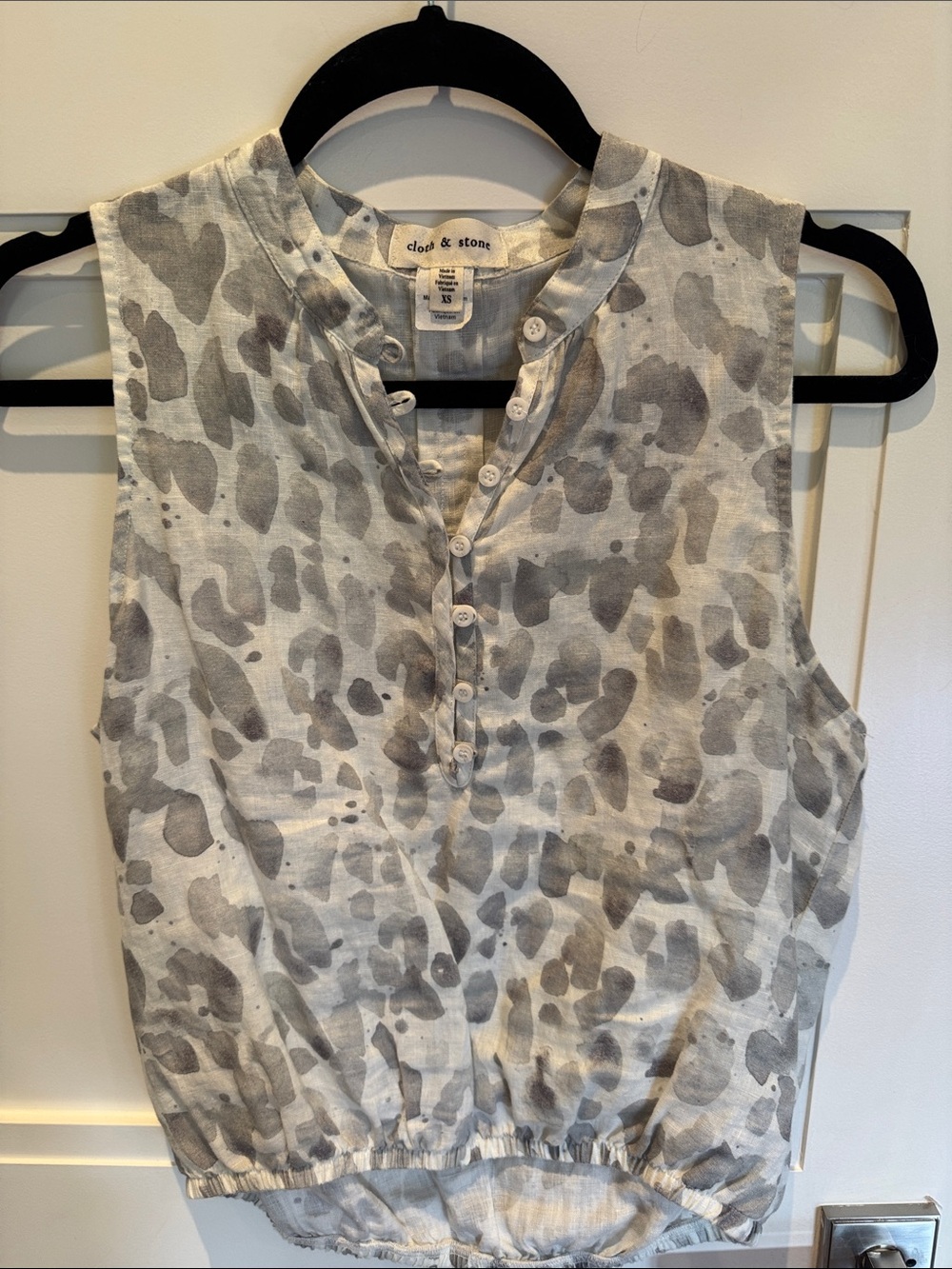 cloth & stone Sleeveless Henley Camisole in Gray and White Spot Print